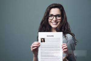 简历提交/上传
应聘者注册简历并提交或将简历发送到招聘邮箱。